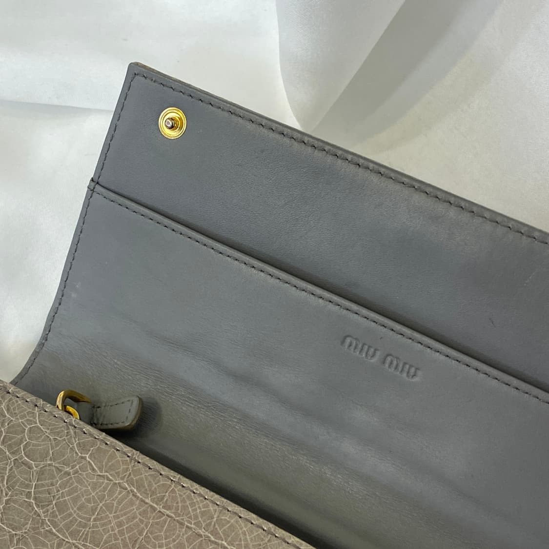 미우미우 엘리게이터 패턴 코팅 레더 장지갑 상품이미지10