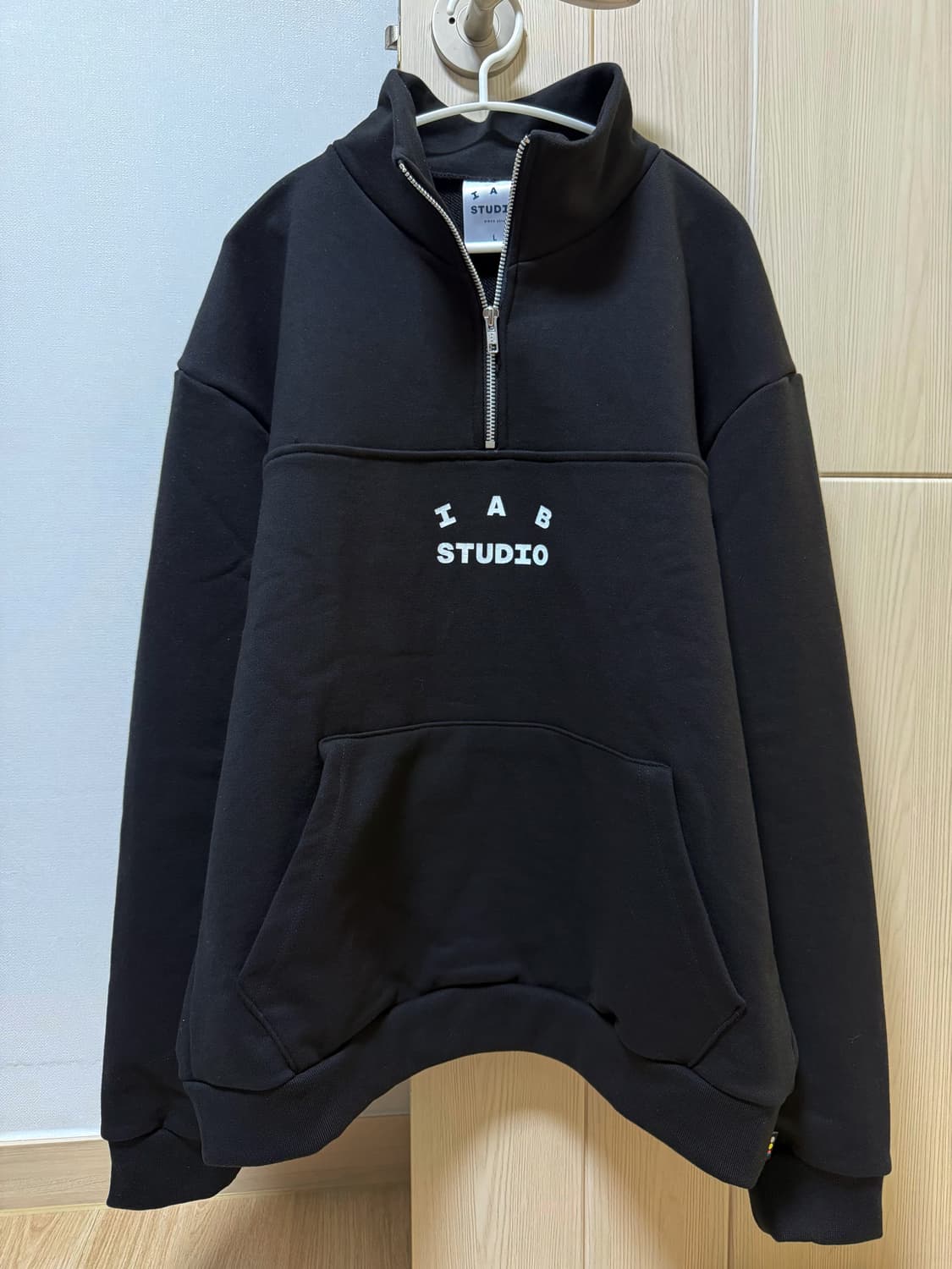 급처)아이앱스튜디오 23ss 하프집업 새상품 상품이미지3