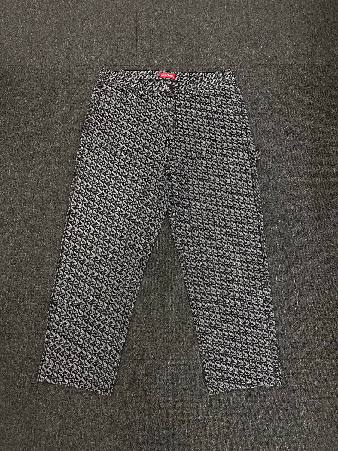 슈프림 21FW 모노그램 더블니 팬츠 상품이미지1