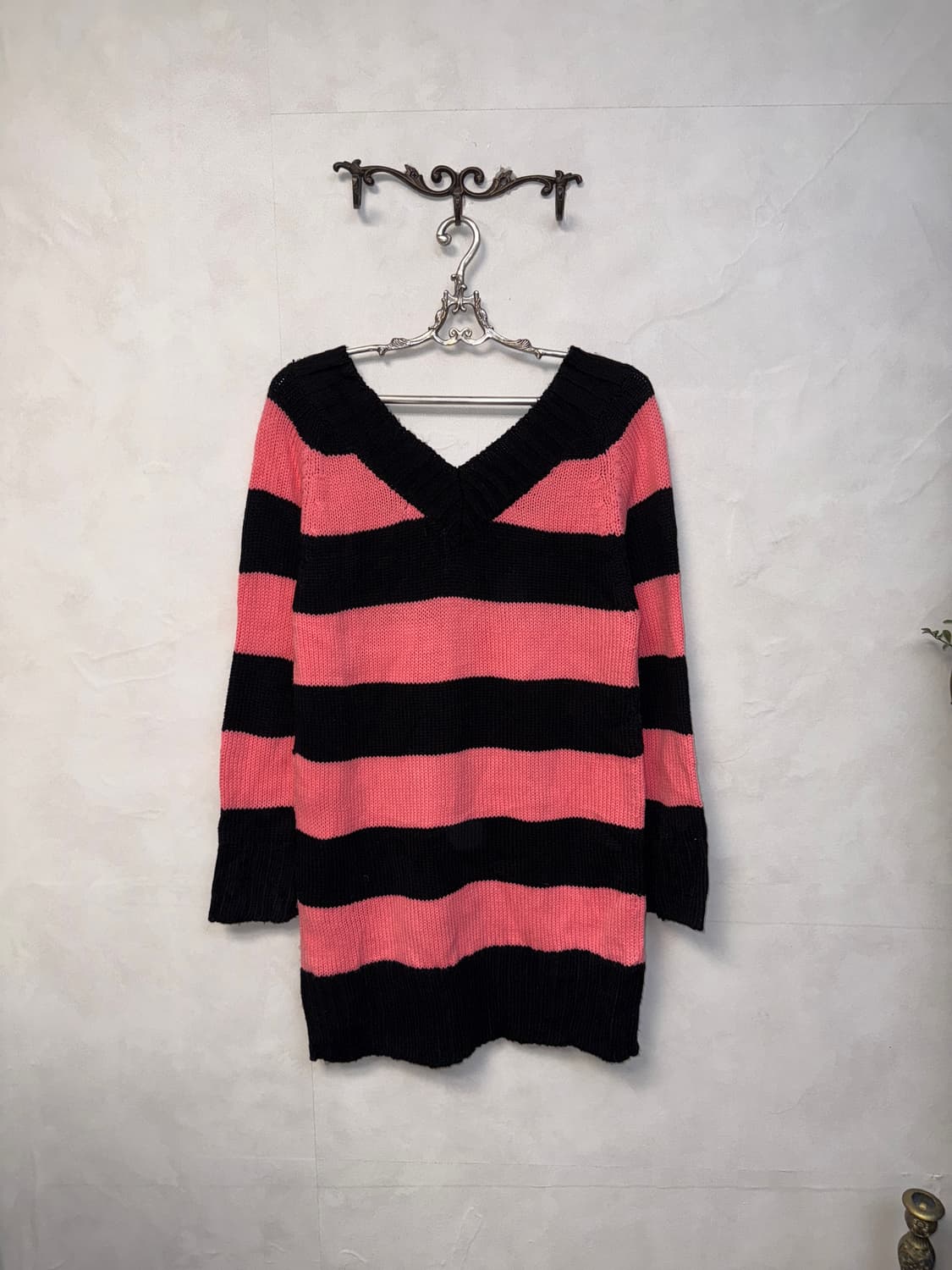 Black pink stripe v neck knit ops 상품이미지6