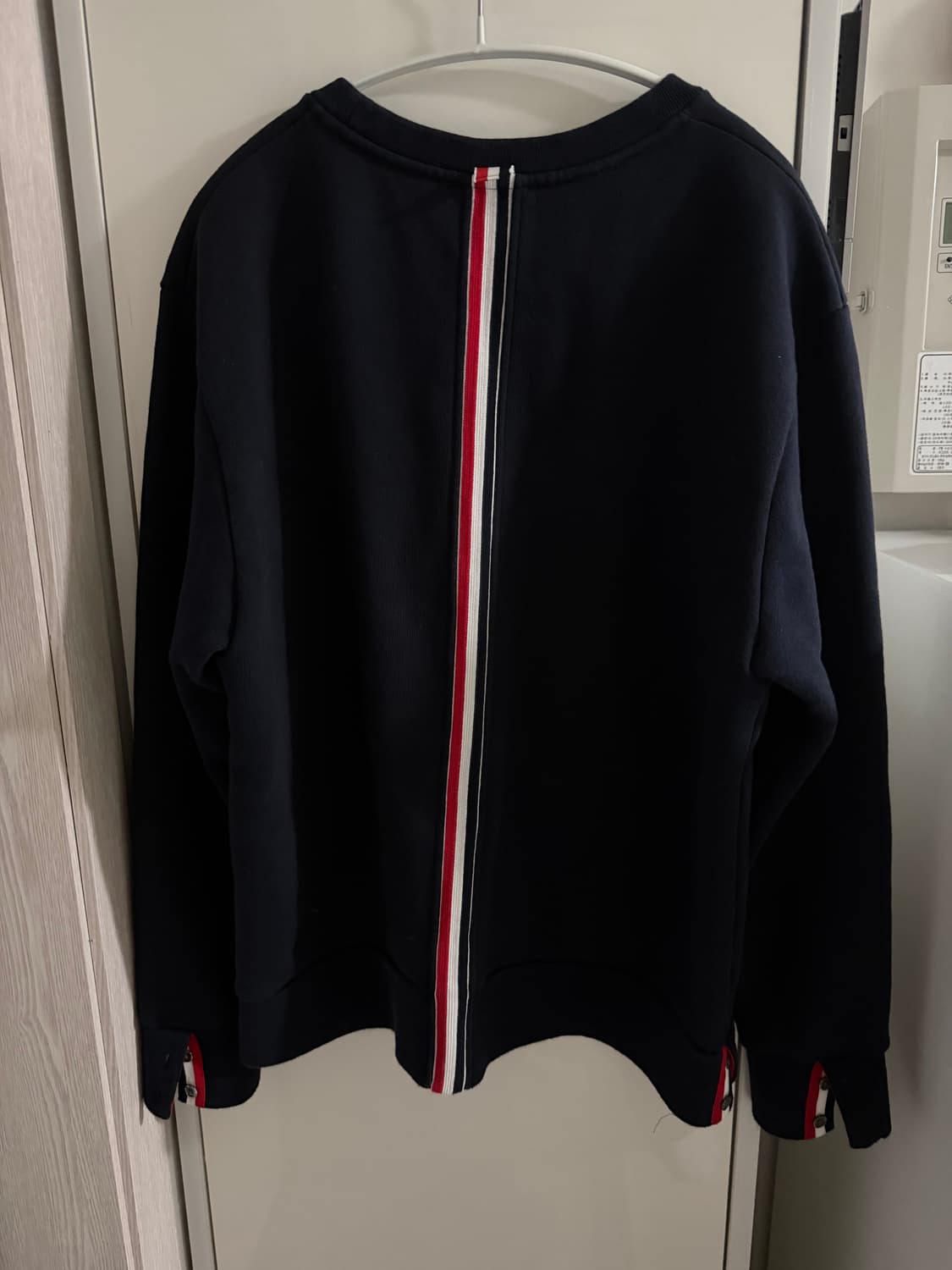 [백화점판] 톰브라운 백삼선 맨투맨 상품이미지2