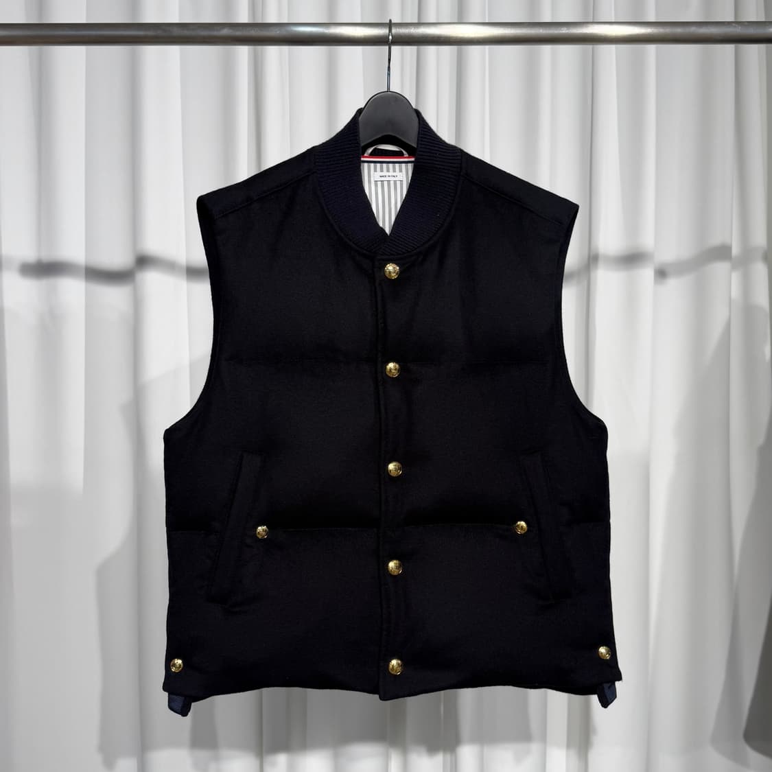 [2] 톰브라운 캐시미어 금장 단추 조끼 패딩 상품이미지1