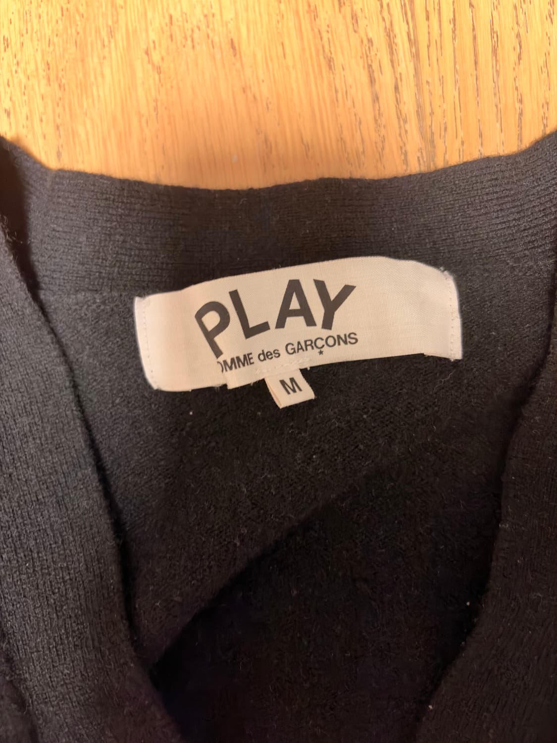 꼼데가르송 V넥 레드하트 블랙 가디건 팔아요! 상품이미지3