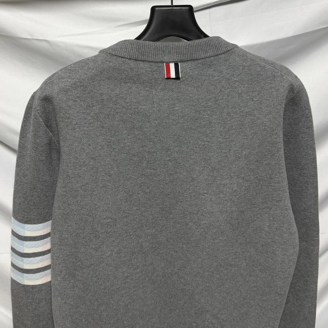 [S+급/4] 톰브라운 사선완장 헥터 니트 그레이 백화점판 상품이미지5