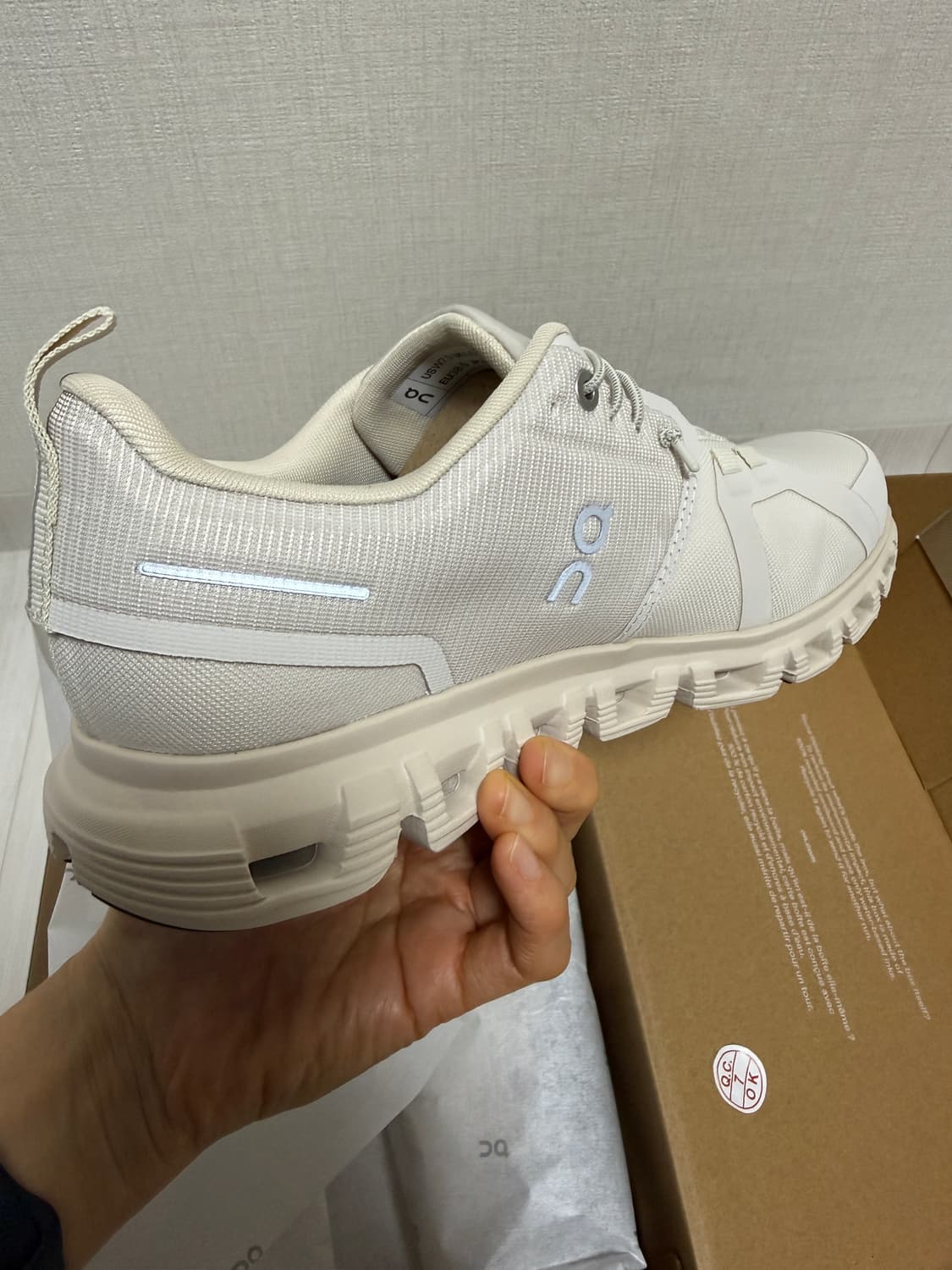 온러닝 클라우드6 워터프루프 펄 크림(새상품)245사이즈 상품이미지2