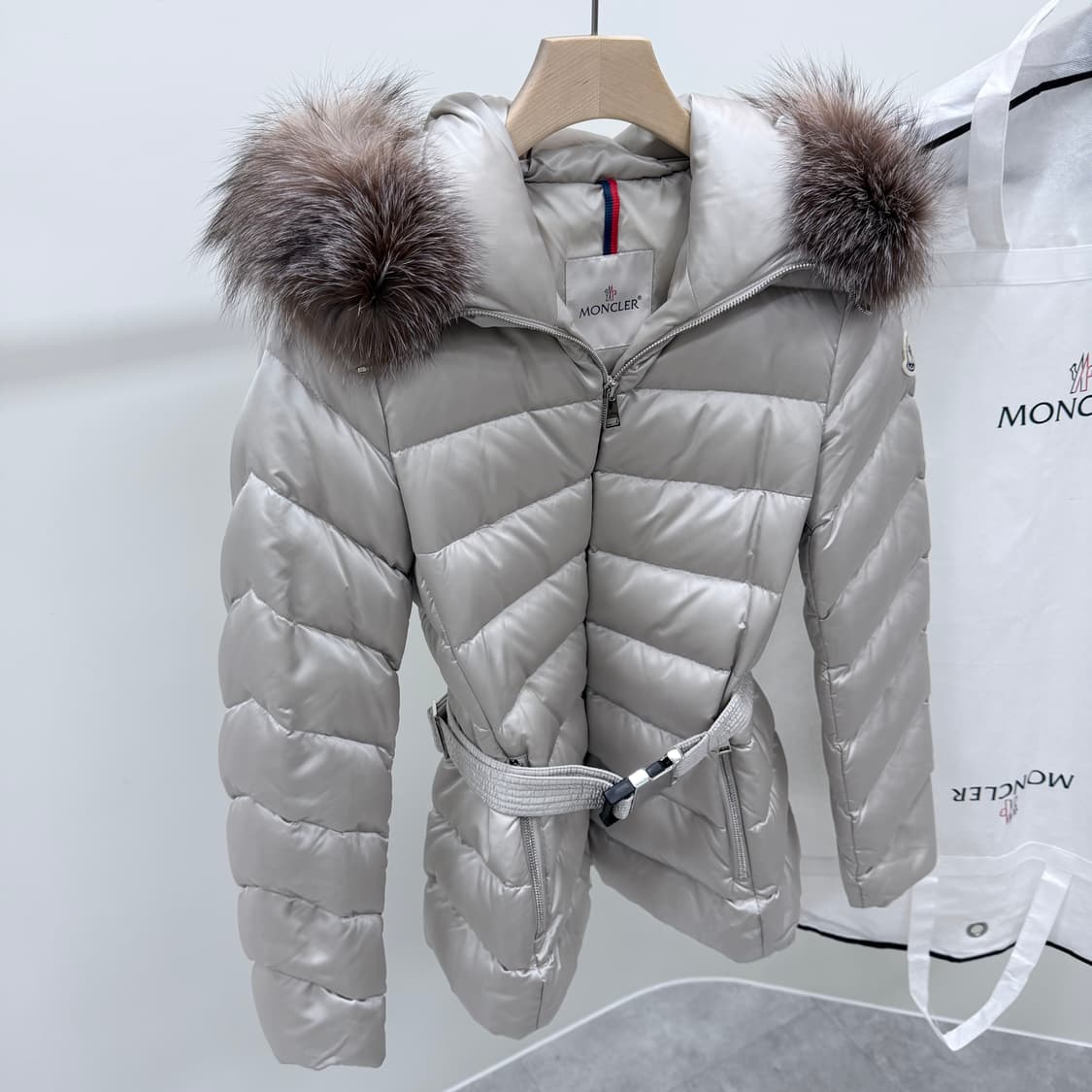 [S+급/0] 몽클레어 큐피돈 쇼트다운 패딩 베이지 상품이미지3