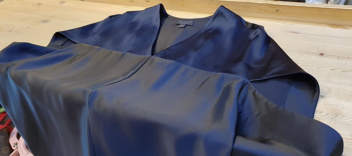 66.COS 브이넥 블랙 원피스 상품이미지3