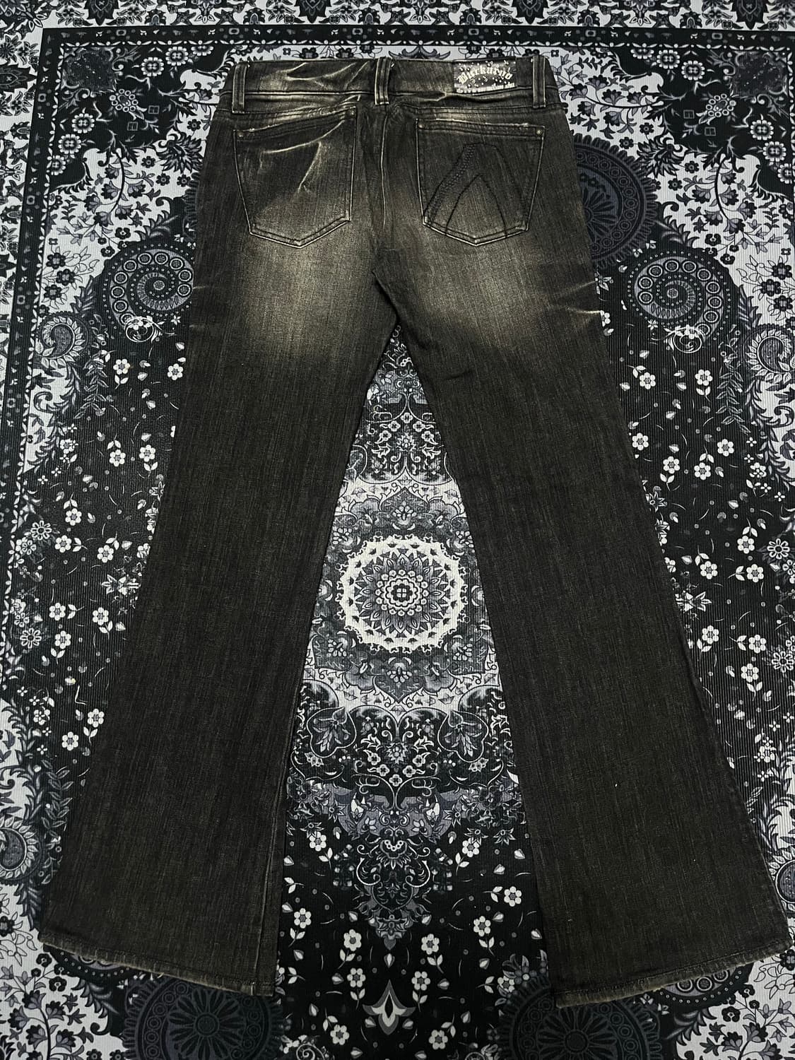 버커루 스터드 디테일 부츠컷 흑청 워싱 데님팬츠 상품이미지2