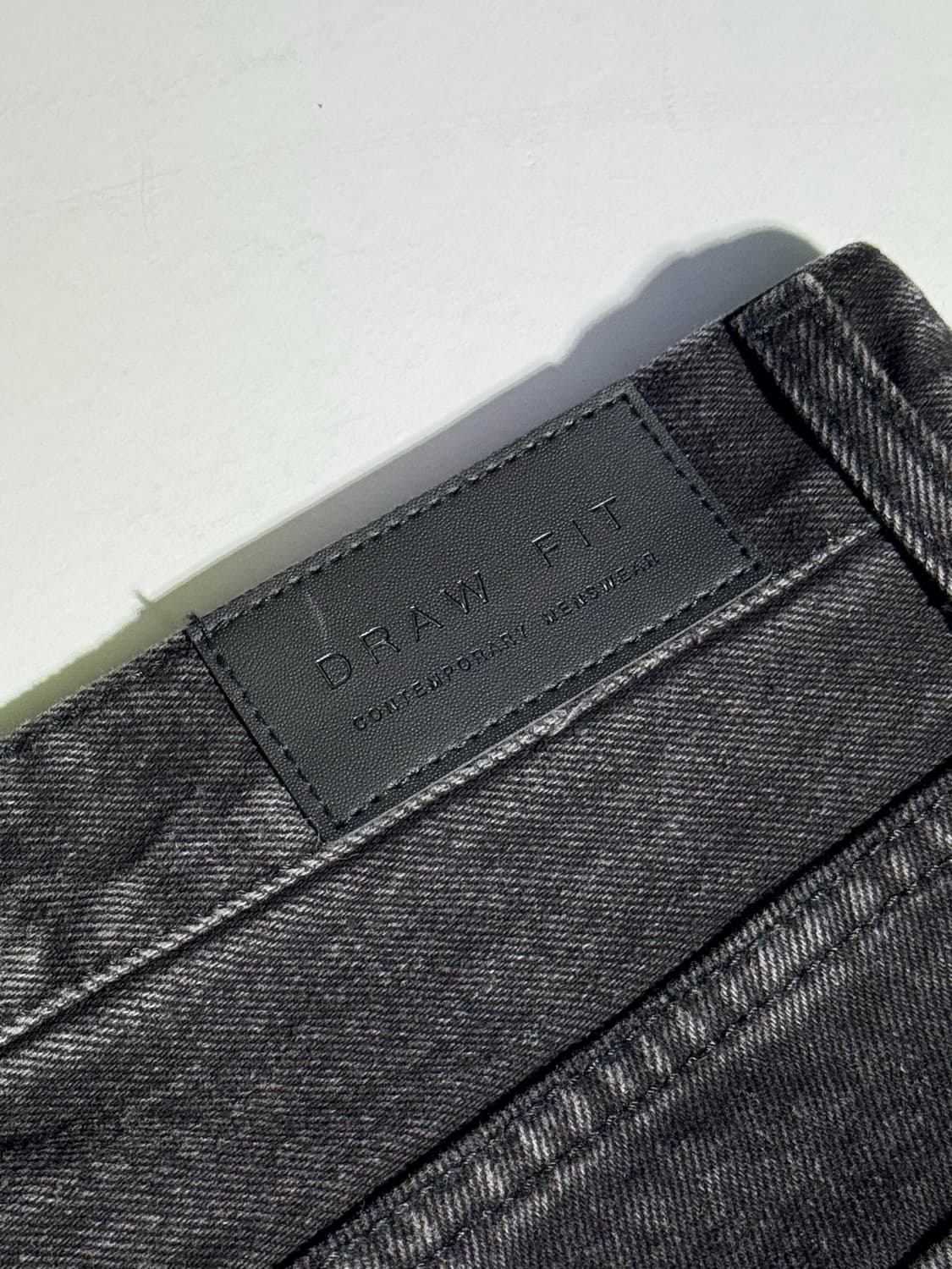 드로우핏 스트레이트 블랙 워싱 데님 팬츠 상품이미지3