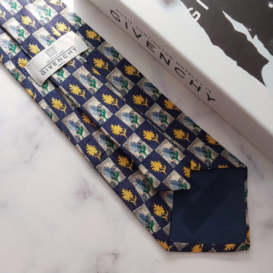 지방시 실크 네이비&옐로우 플라워 넥타이 9.7cm A+등급 K1349
 상품이미지7