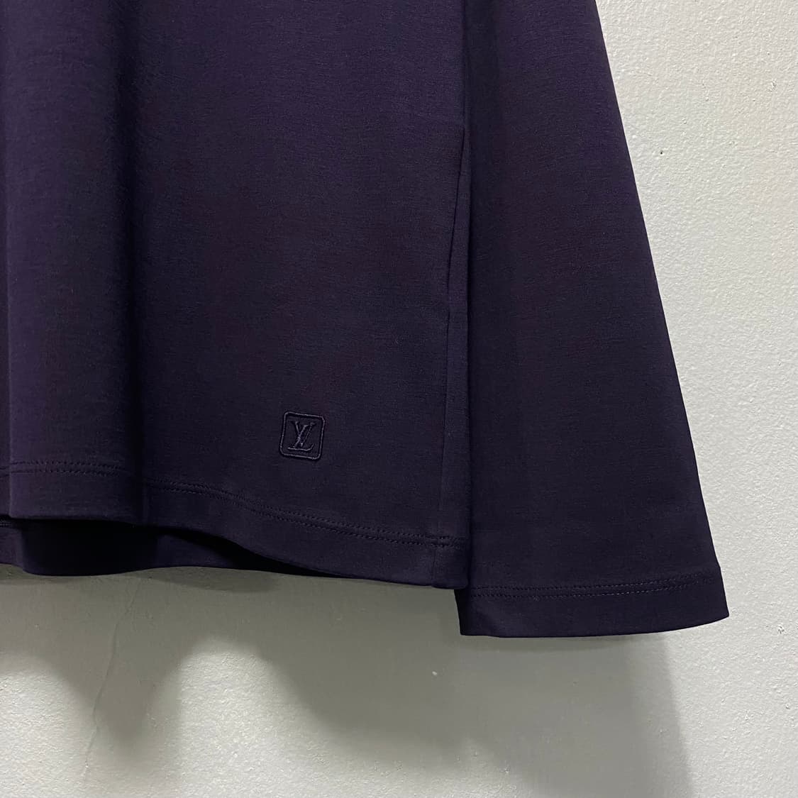 루이비통 자수로고 긴팔 티셔츠 상품이미지3