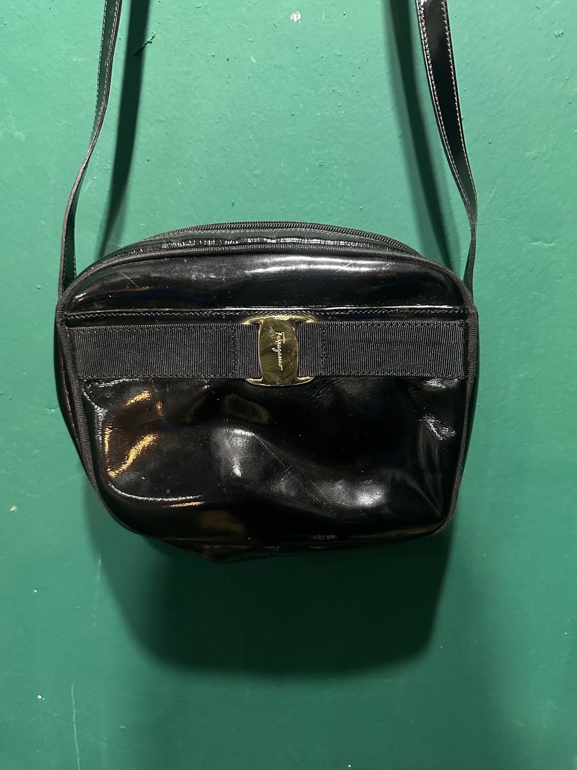 페레가모 에나멜 크로스백 상품이미지1