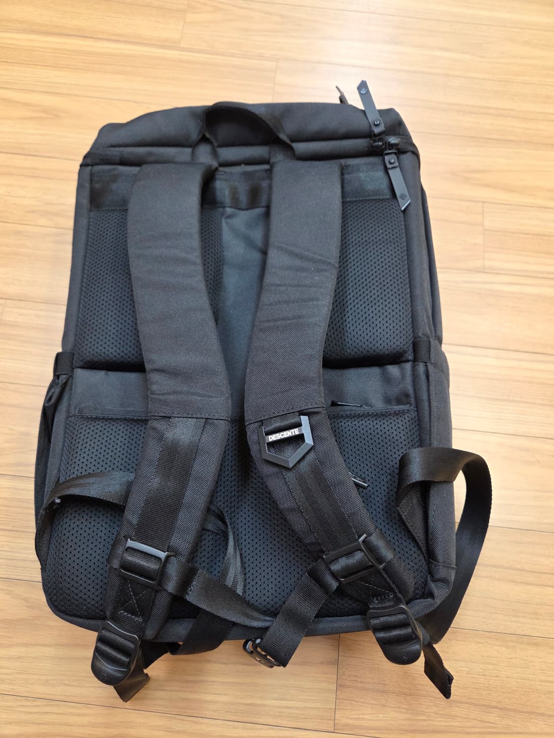 데상트 블랙 백팩 S0123HBP10 모델입니다. 100% 폴리에스터 소 상품이미지2