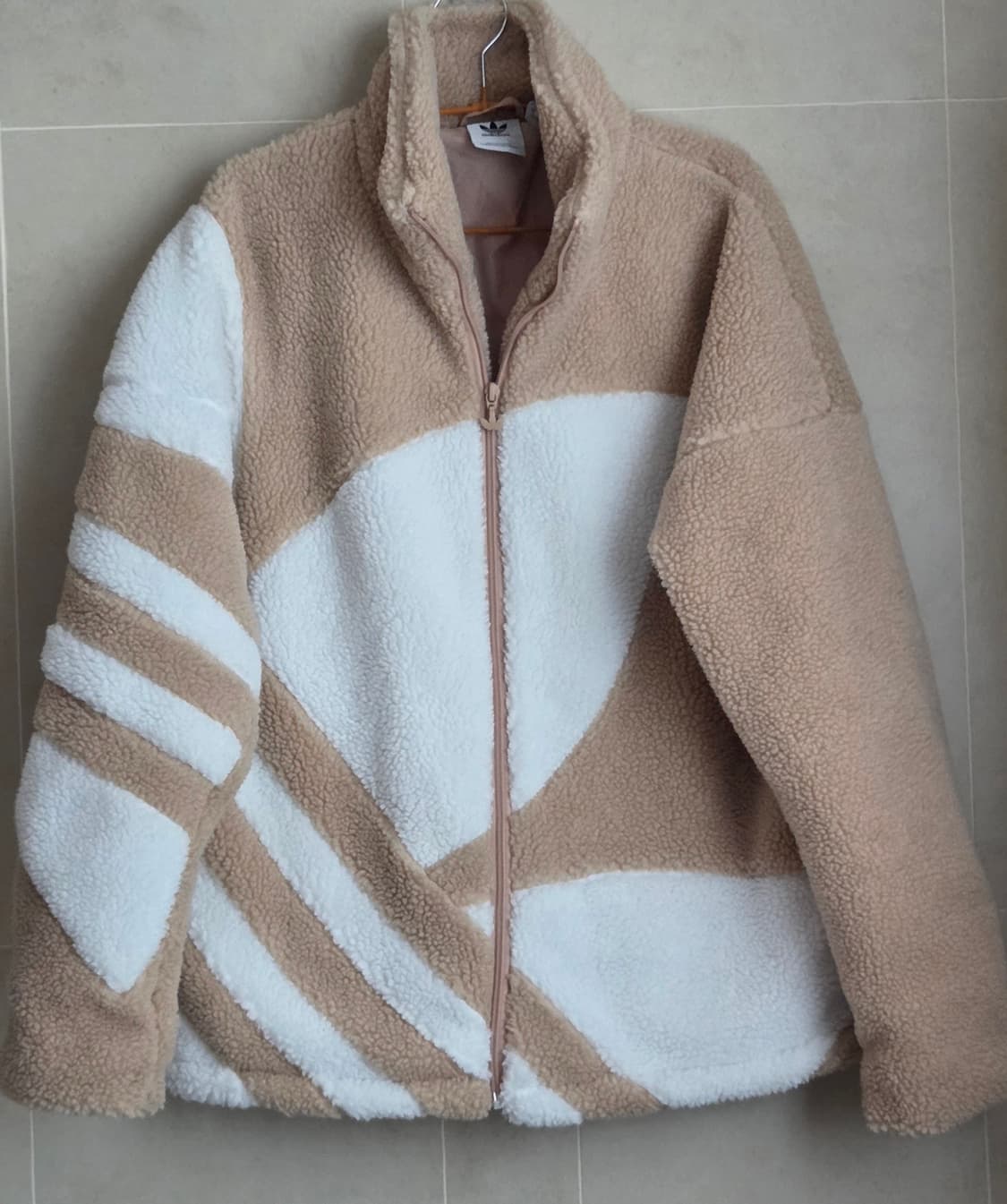 아디다스 후리스 뽀글이 트레포일 퍼 자켓 베이지
오버사이즈 택포 상품이미지1