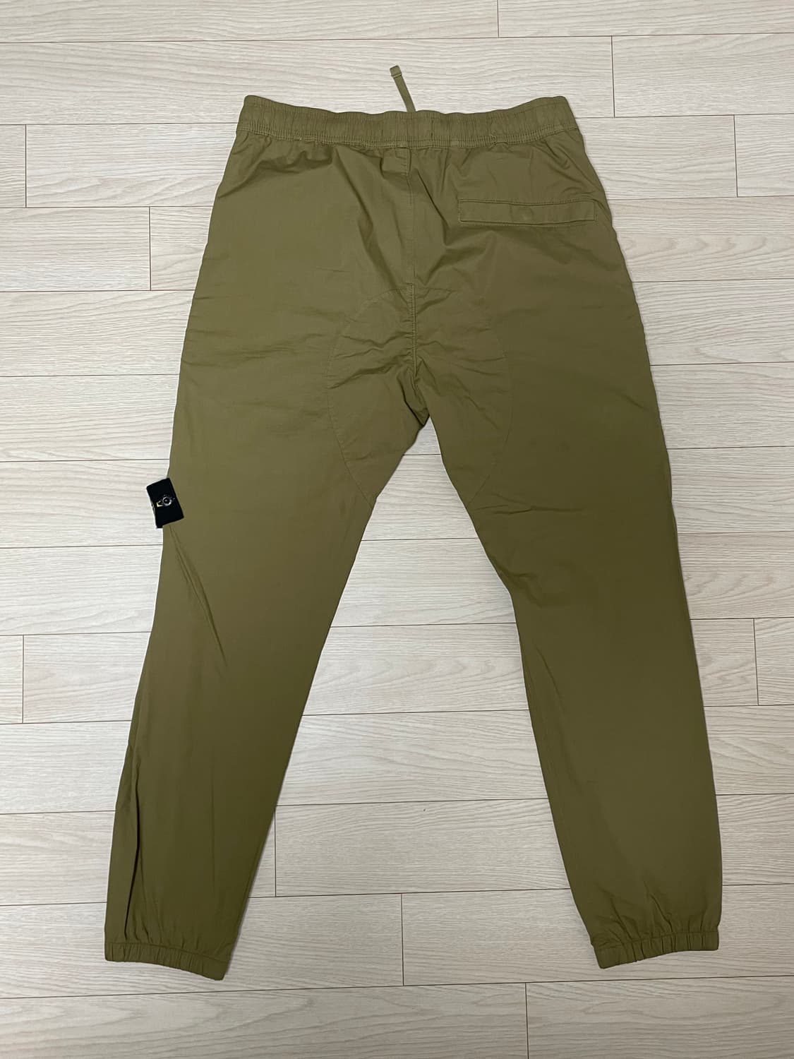 [ 30 ] 23ss 스톤아일랜드 와펜패치 트랙팬츠 밴딩 다크 베이지 상품이미지2