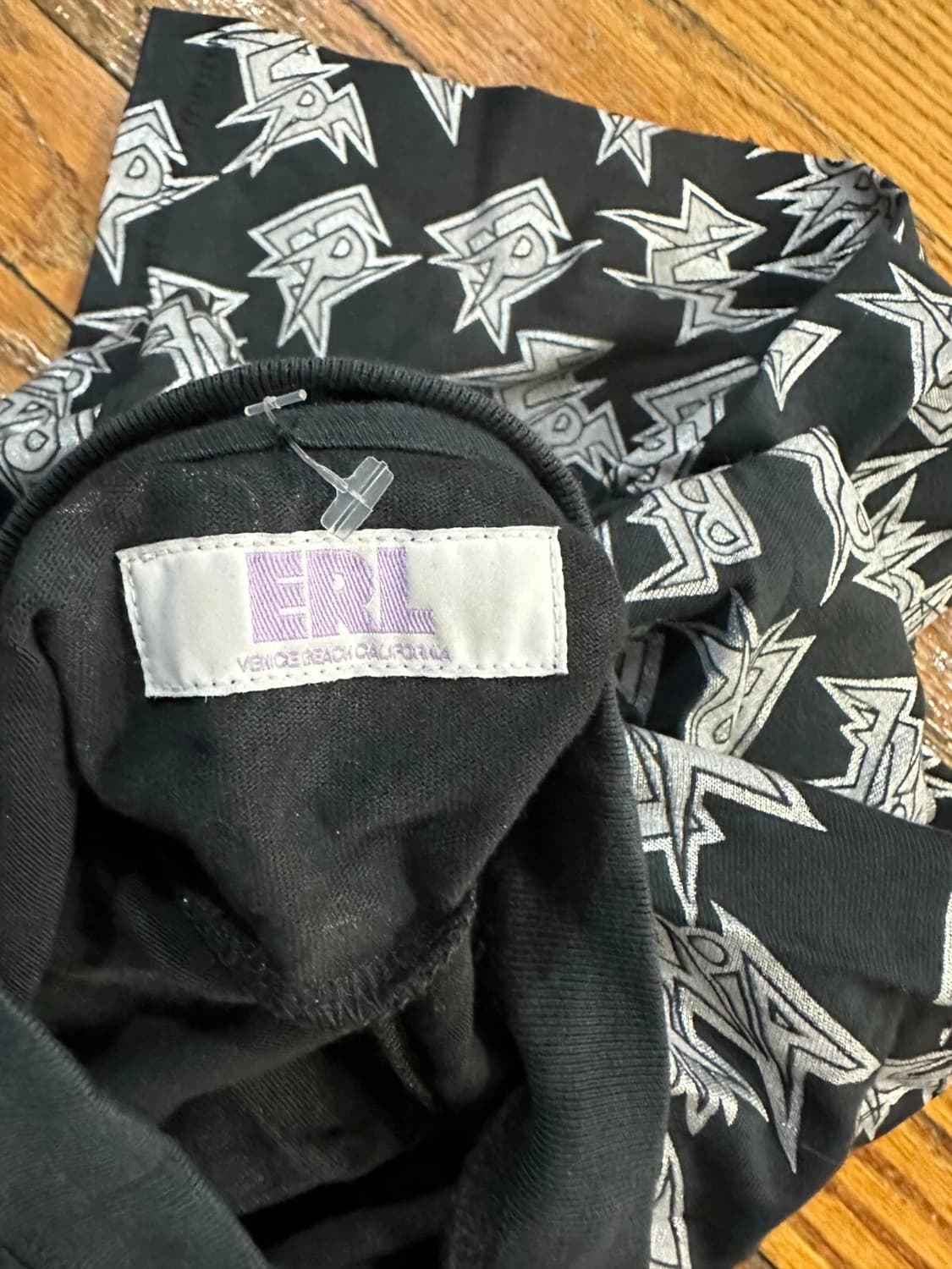 ERL 이알엘 올오버 로고 프린트 롱슬리브 티셔츠 블랙 상품이미지3