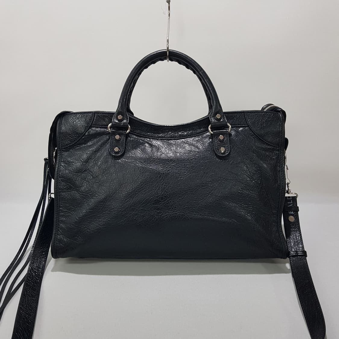 발렌시아가 클래식 모터백 미디움 로고 스트랩  상품이미지4