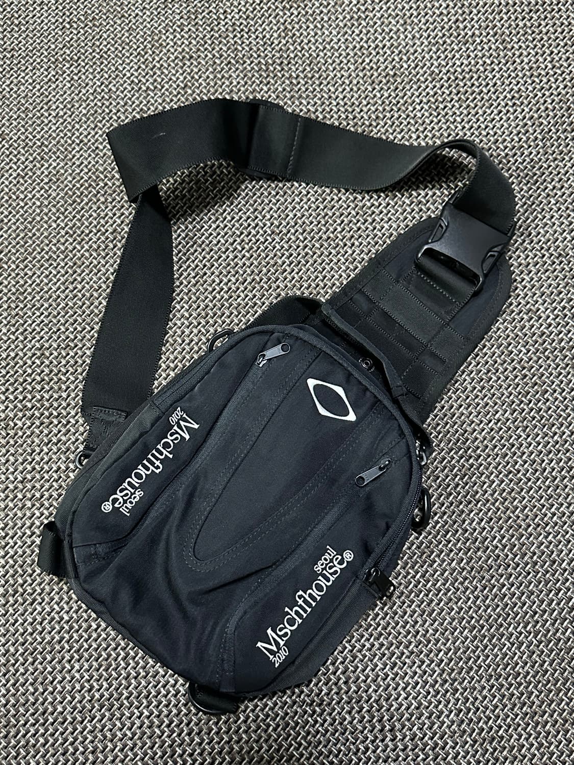 Mischief Rhombus Sling Bag 상품이미지2