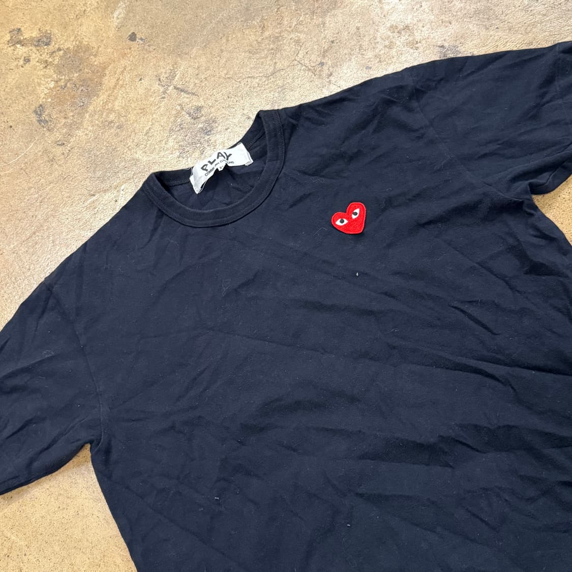 꼼데가르송 블랙 레드 와펜 반팔 티 상품이미지1