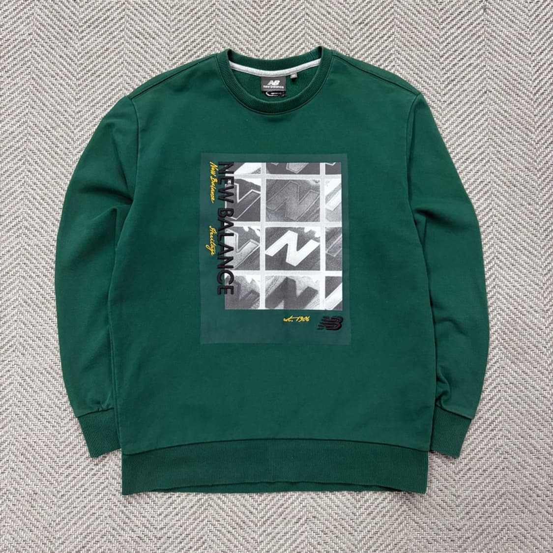 뉴발란스 프린팅 맨투맨 v2402 상품이미지1