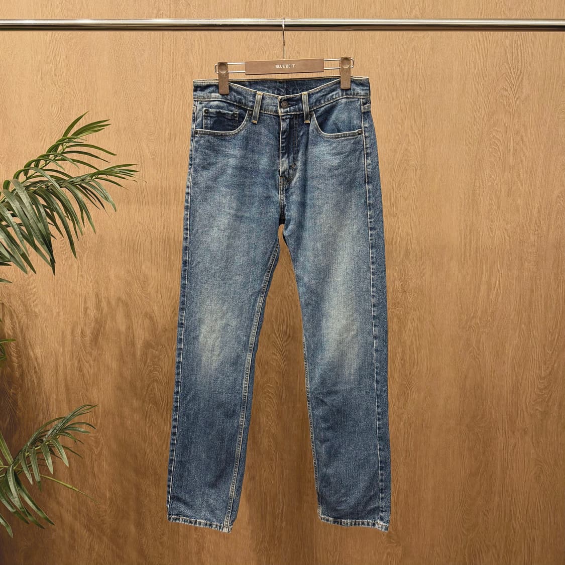 리바이스 505 데님 팬츠 5포켓 디테일 레귤러 스트레이트핏 중청 상품이미지1