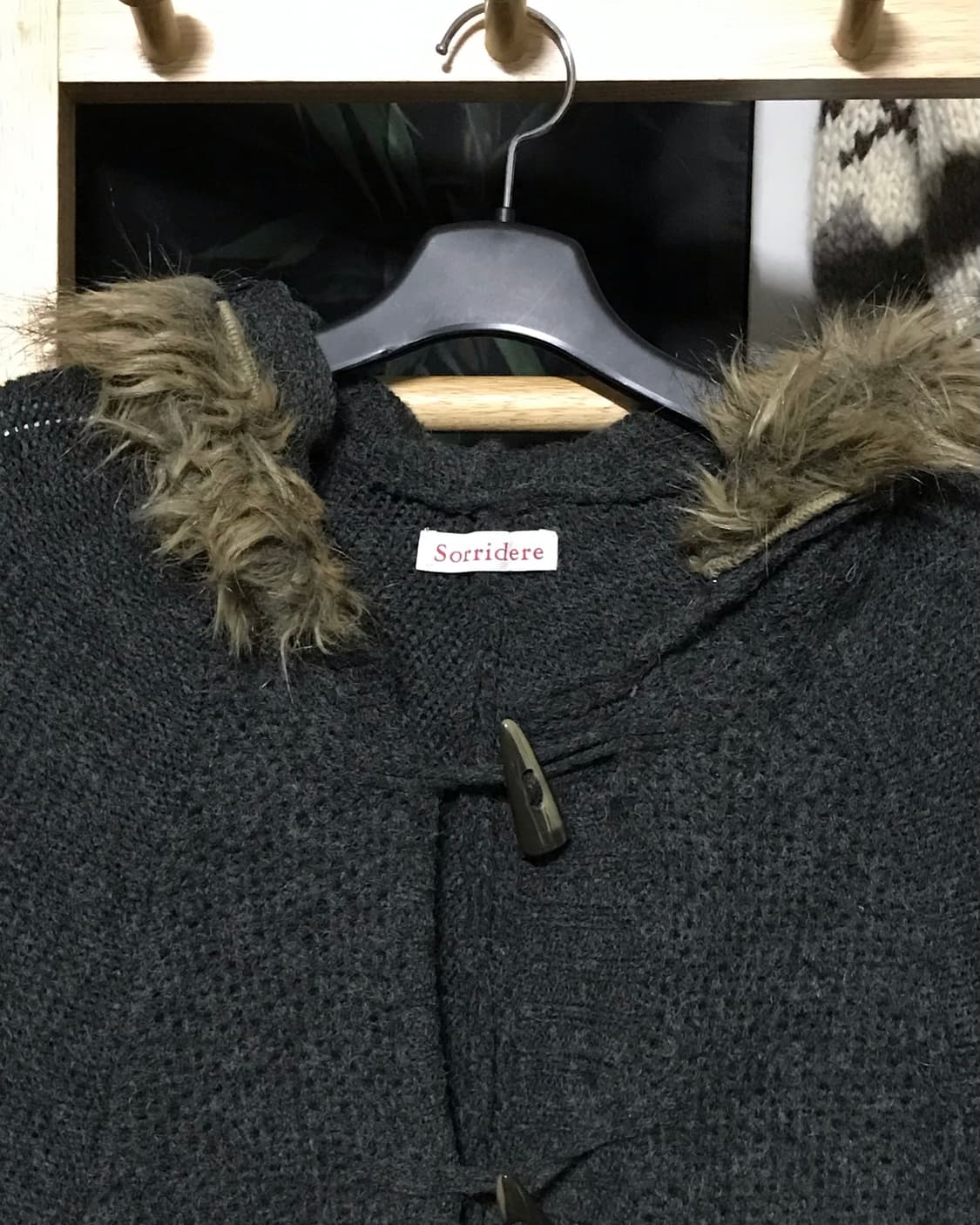 Jp 차콜그레이 테슬 퍼 니트 케이프 상품이미지3