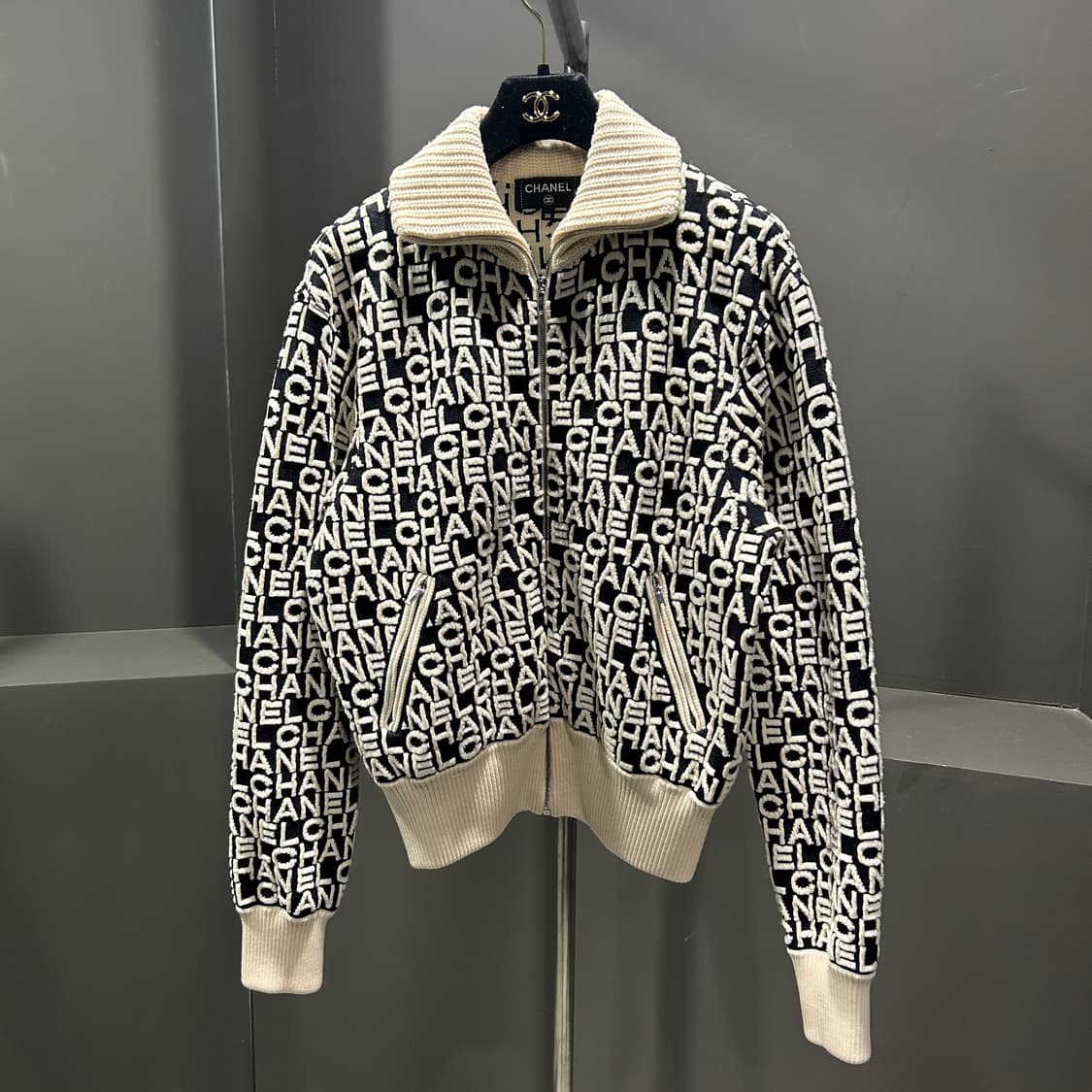 샤넬 레터링 자카드 니트집업 상품이미지1