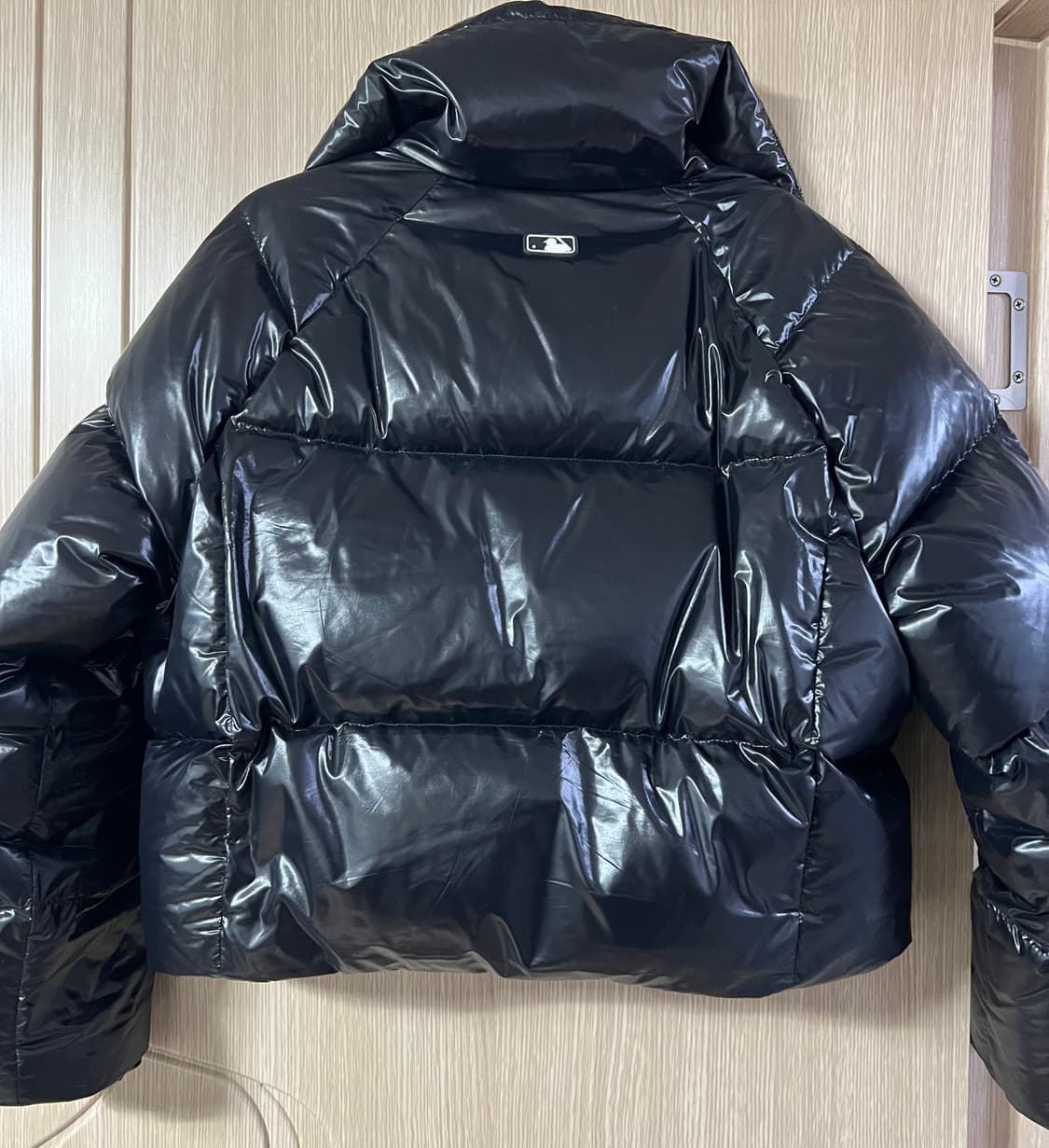 MLB 여성 크롭 유광 커브 패딩 NY 블랙 S 상품이미지4