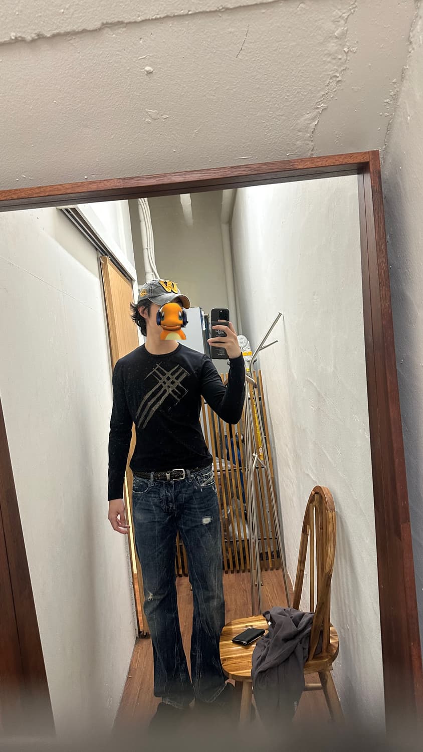 버버리 런던 긴팔 티셔츠 메탈릭 골드 그래픽 상품이미지1