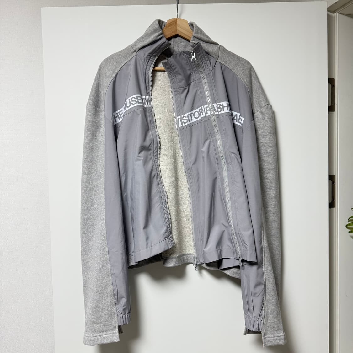 더뮤지엄비지터 FLEXIBLE JACKET (GREY) os 상품이미지1