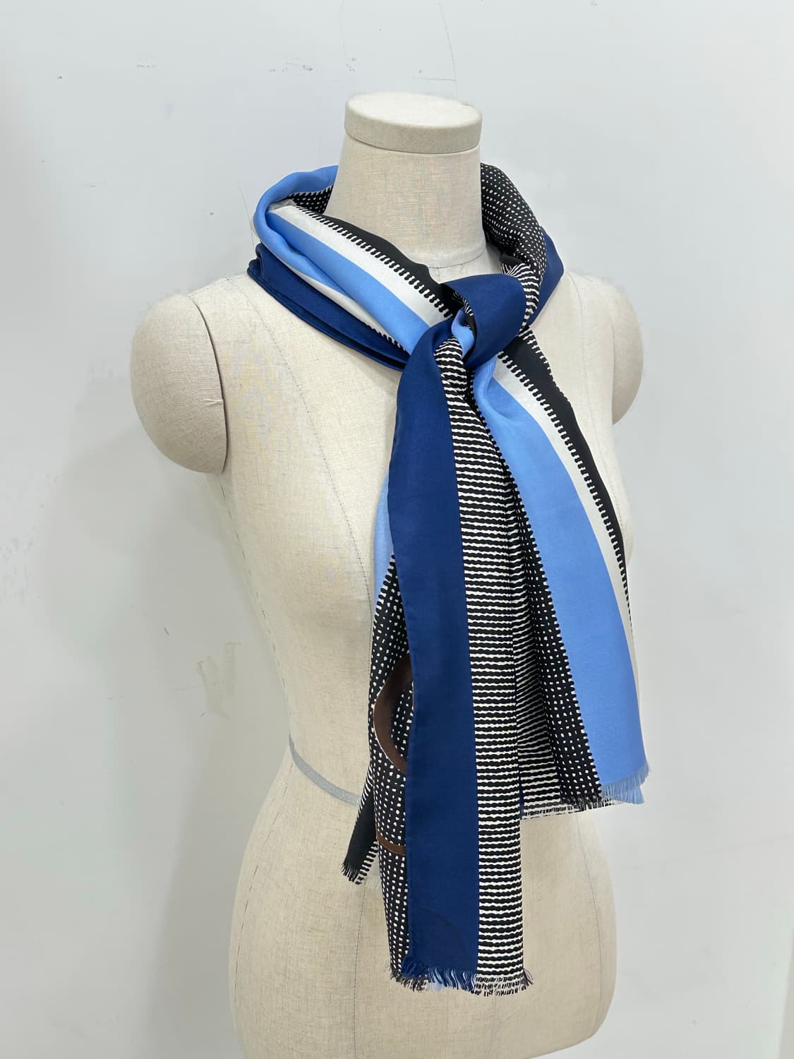 입생로랑 실크 머플러 상품이미지2