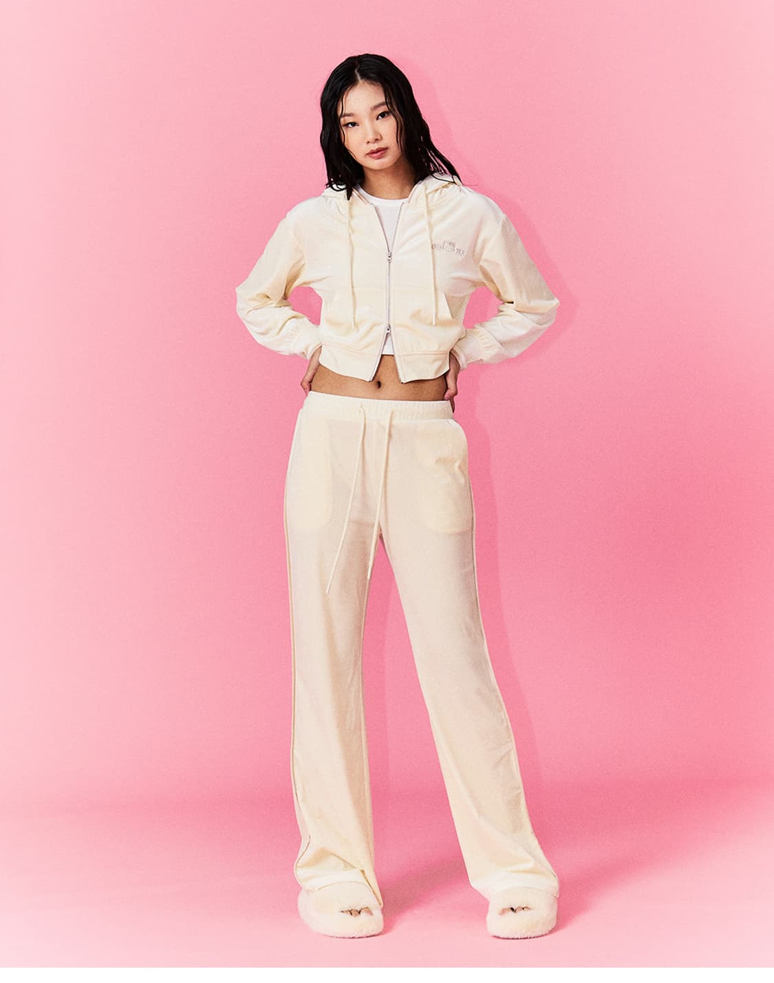 오디너리 홀리데이 헬로키티 콜라보 트레이닝 벨벳 팬츠 상품이미지1