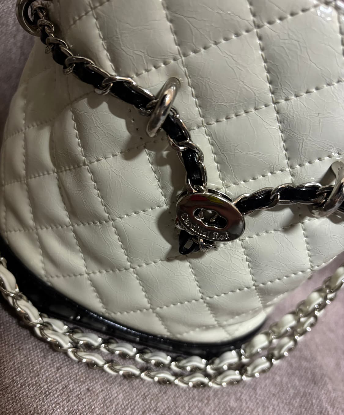 카디널 레드 퀼팅 버킷백 화이트 블랙 상품이미지4