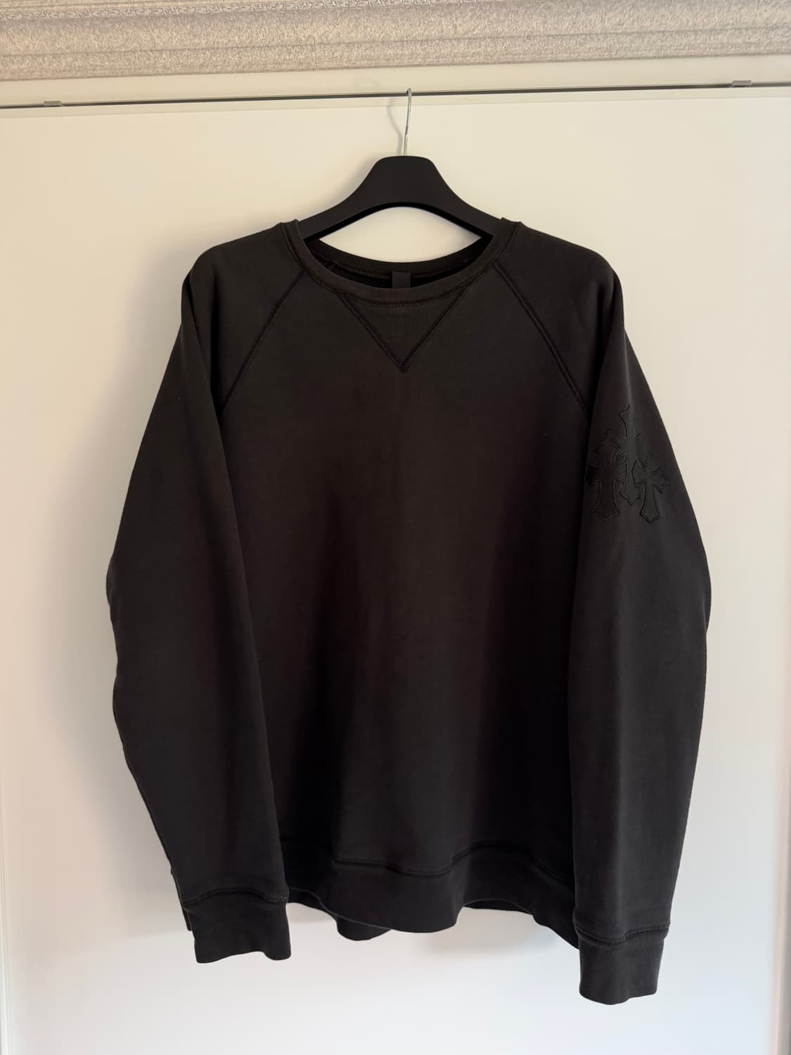 [XL] 크롬하츠 레더 패치 맨투맨 블랙 세메터리 상품이미지1