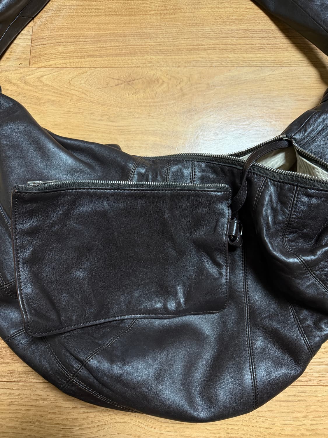 르메르 나파레더 크루아상백 라지 다크초콜릿 상품이미지7