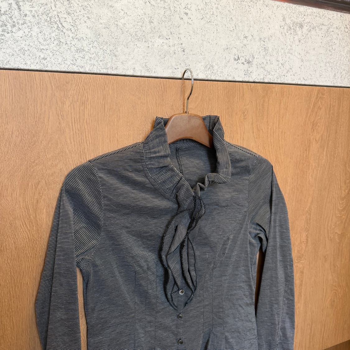 빈티지 스트라이프 블라우스 러플 하이넥 디테일 슬림핏 차콜 상품이미지3