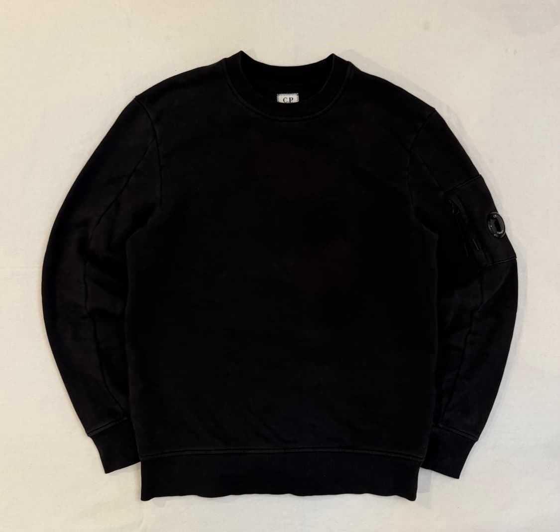 22FW CP 컴퍼니 렌즈와펜 맨투맨 블랙 상품이미지1