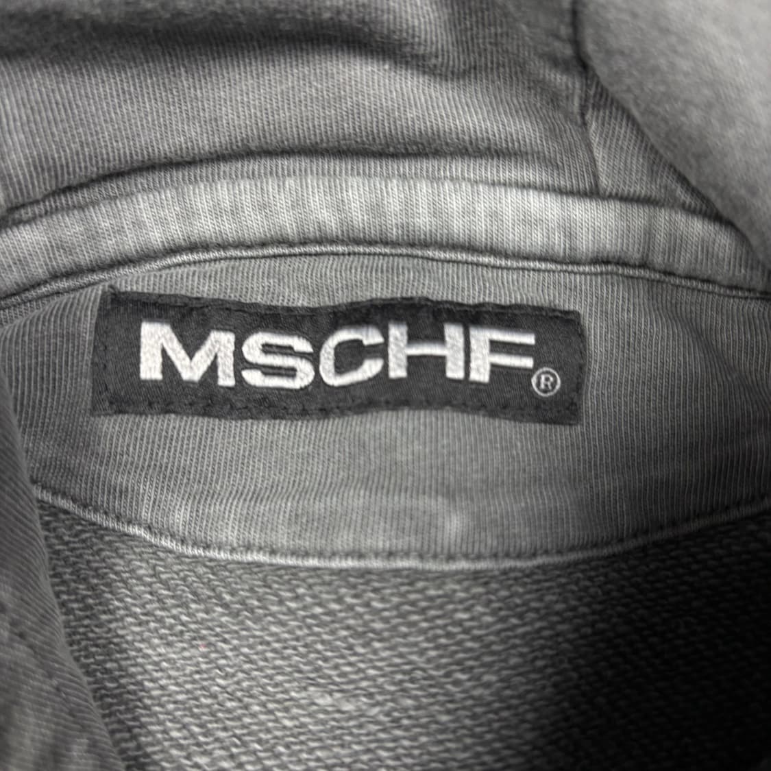 미스치프 차콜컬러 시그니처 빅로고 롬버스 사이드 버튼 후두티 상품이미지3