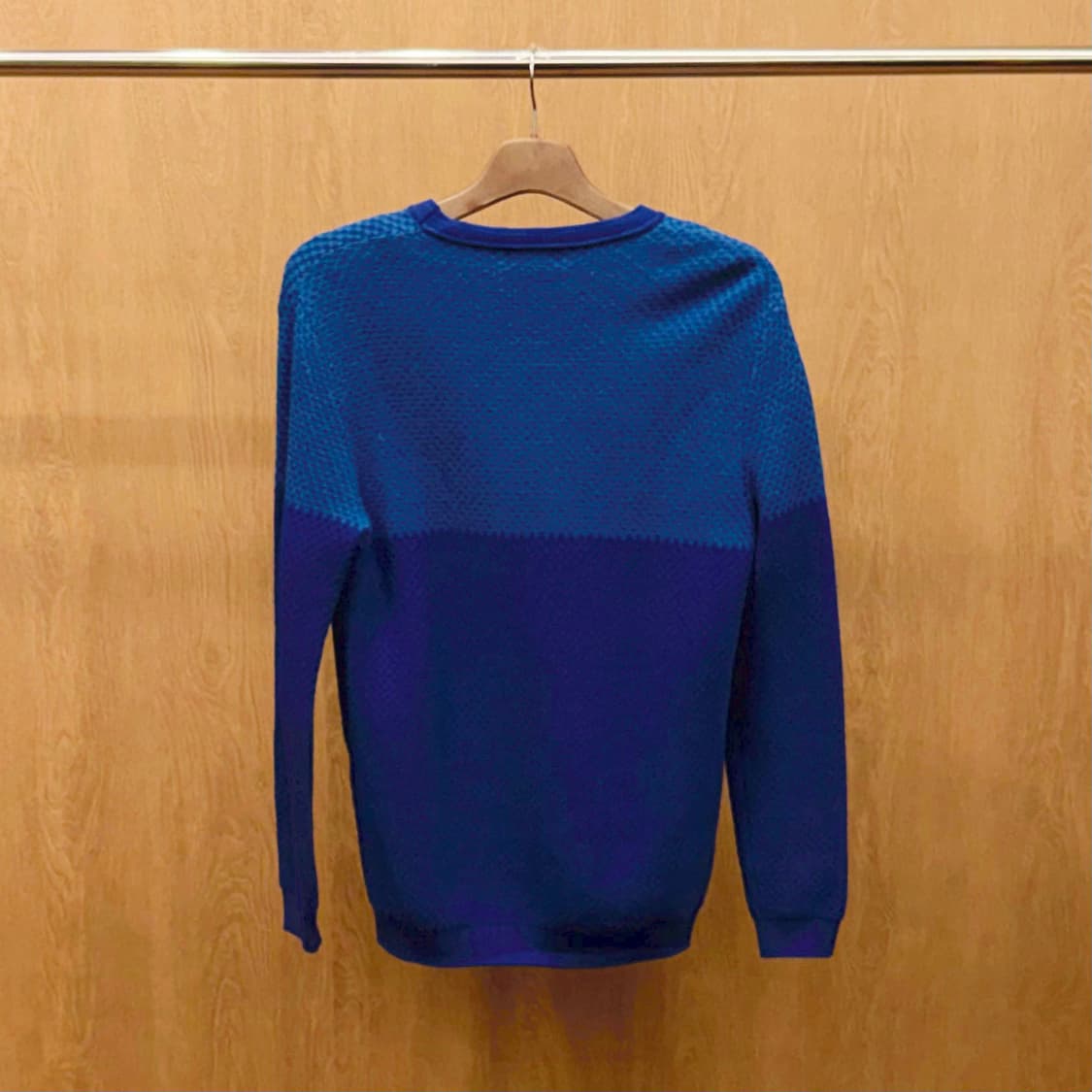 타임 라운드넥 니트 투톤 배색 와플 조직 텍스쳐 디테일 레귤러핏 블루 상품이미지3