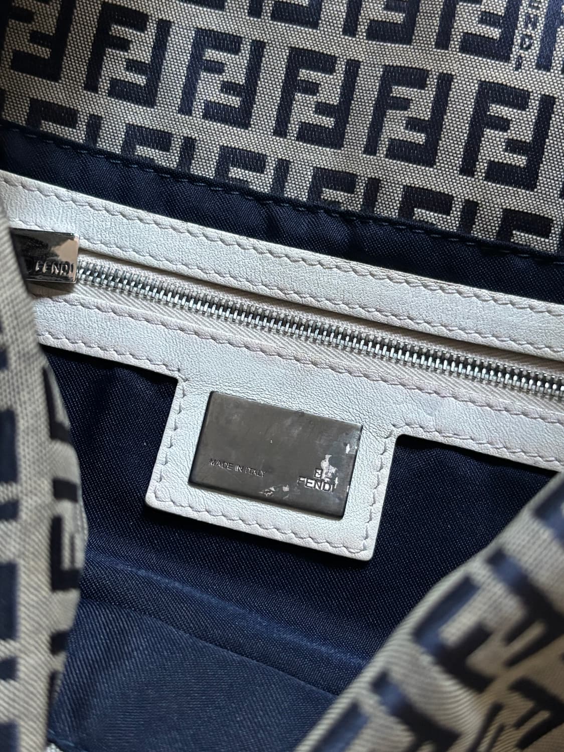 Fendi 펜디 FF 로고 아이보리 버클 미니 숄더백 상품이미지8