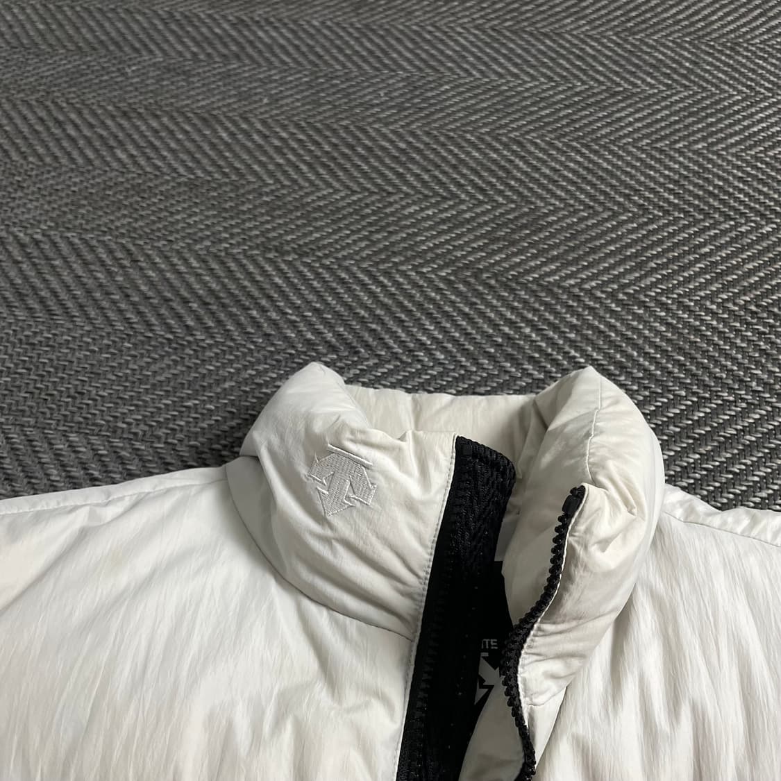 데상트 패치 로고 덕다운 푸퍼 패딩o 4075 상품이미지5