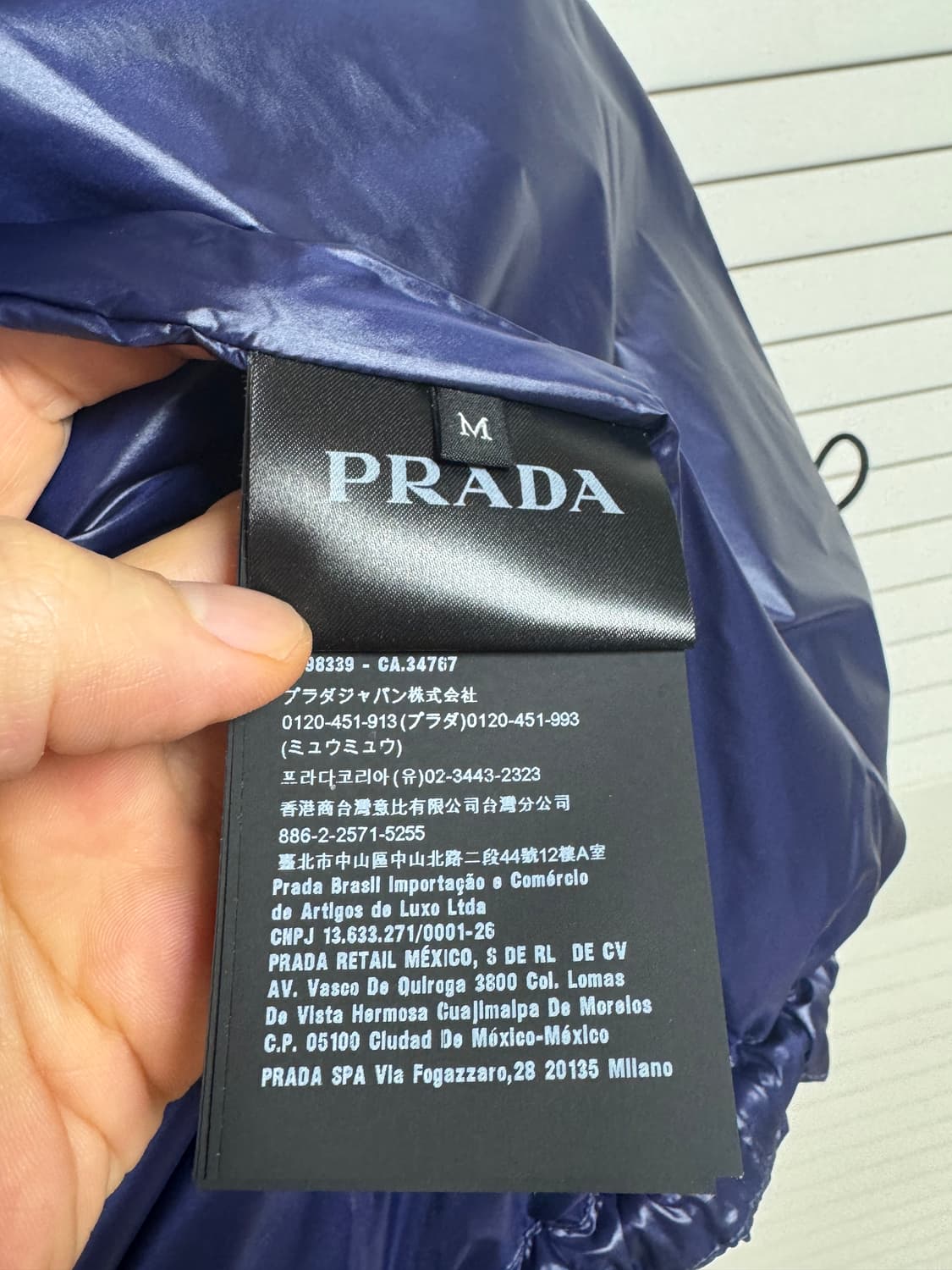 24년 구입 프라다 로고 패딩 세미 오버 M 상품이미지4
