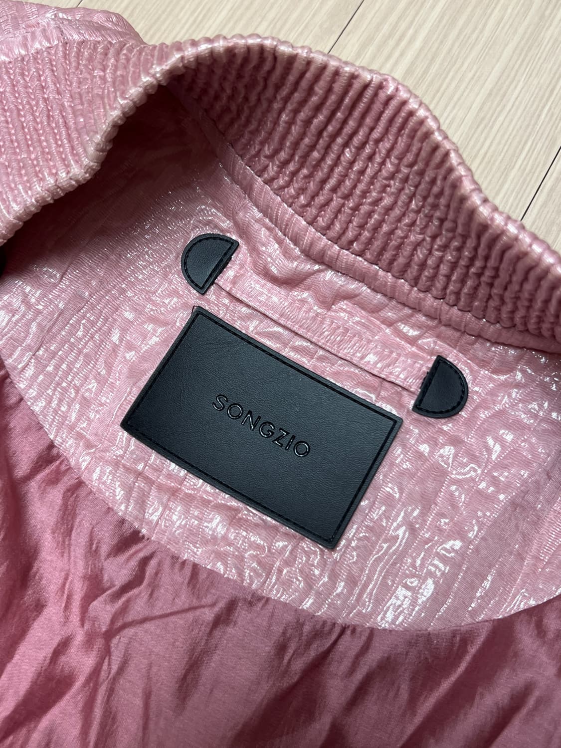 송지오 컬렉션 바이어스 컷 크롭 MA-1 상품이미지3