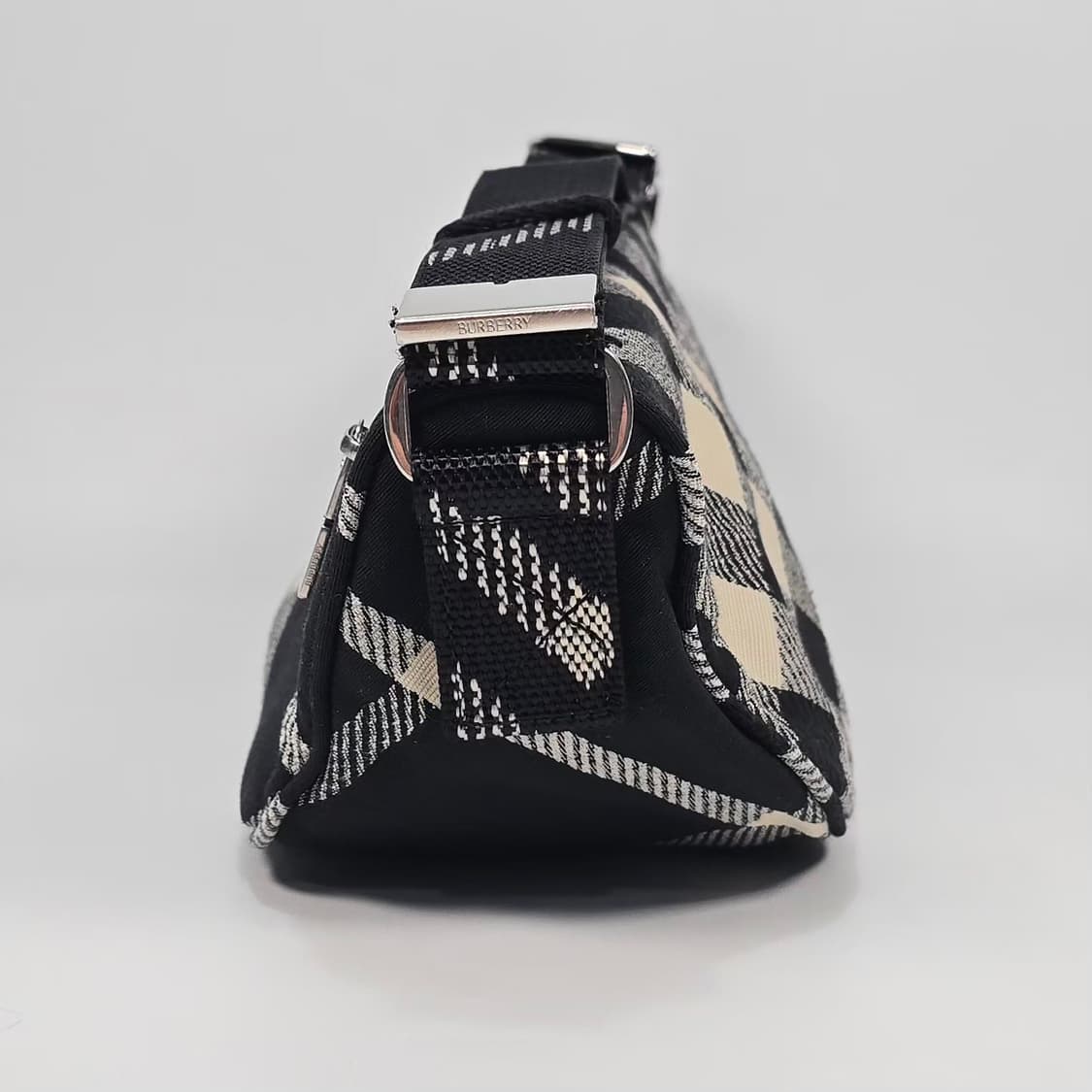 버버리 쉴드 체크 스몰 크로스백 상품이미지5