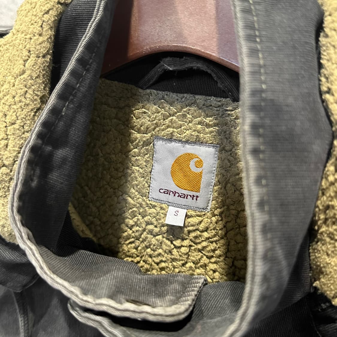 칼하트 후드 필드 자켓 쉐르파 안감 4포켓 스트링 디테일 블랙 상품이미지6