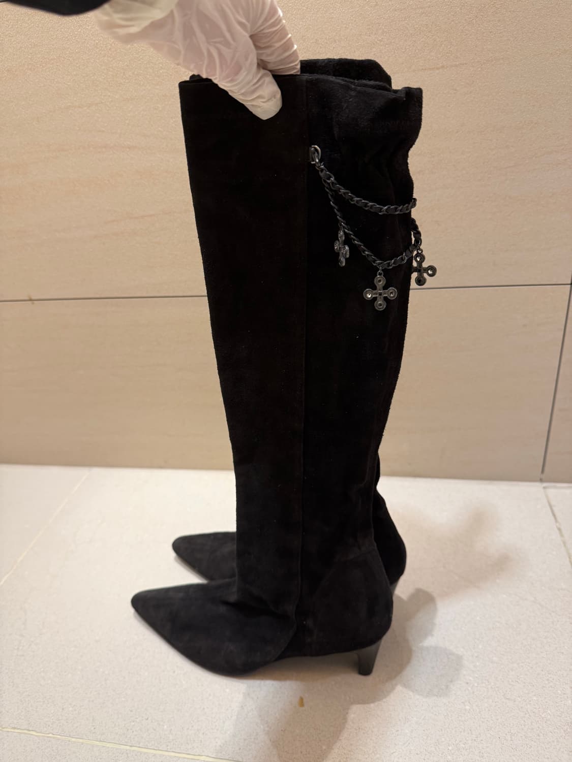 마인 블랙 스웨이드 체인 장식 롱부츠 240 한섬 구두 여성신발 힐 상품이미지3