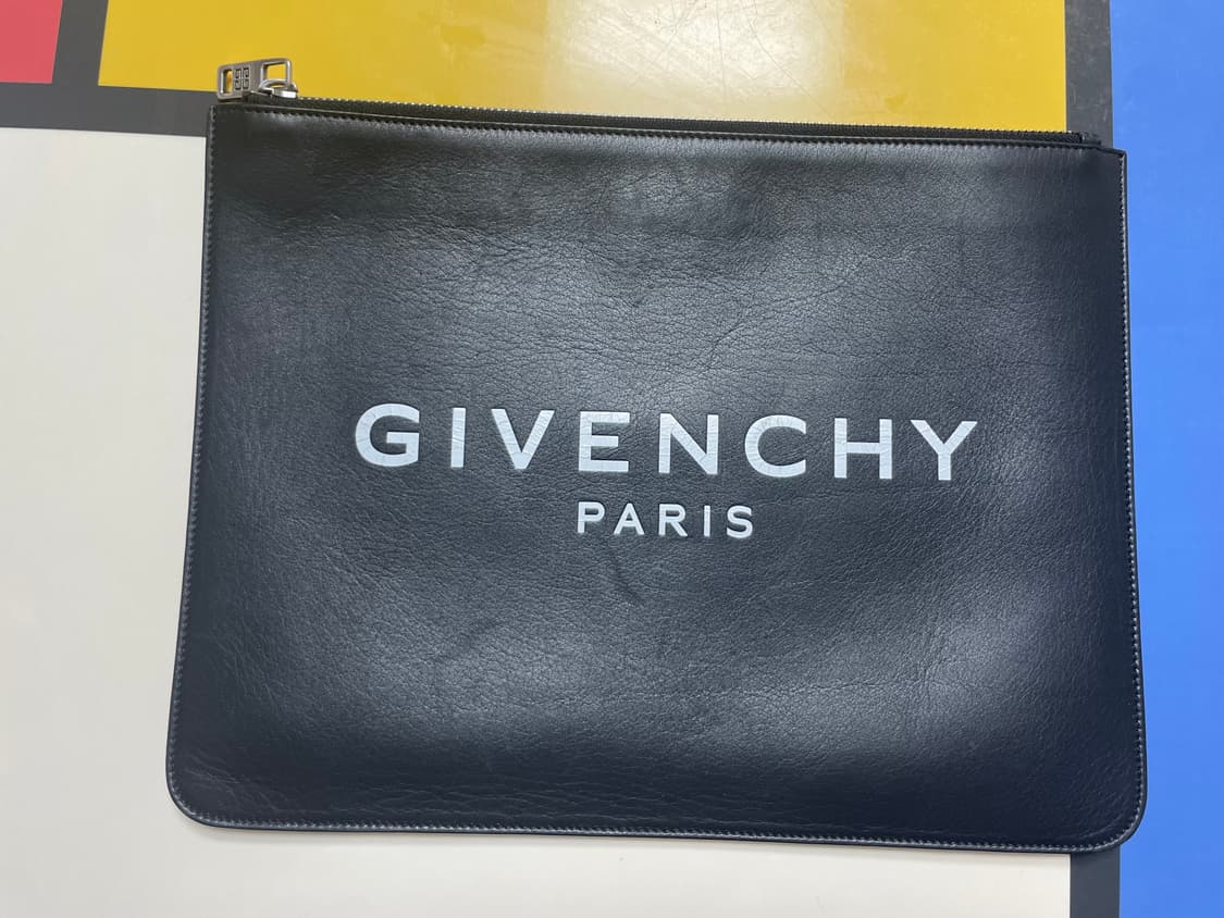 지방시 로고 프린트 클러치백 A4  상품이미지1