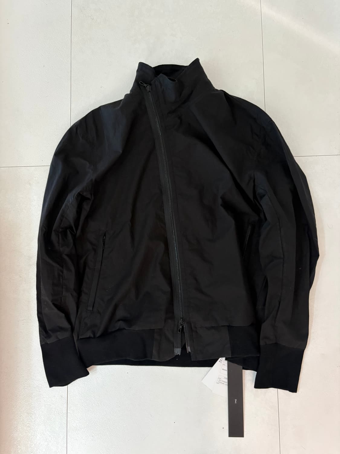 율리어스 비대칭 하이넥 자켓 상품이미지2