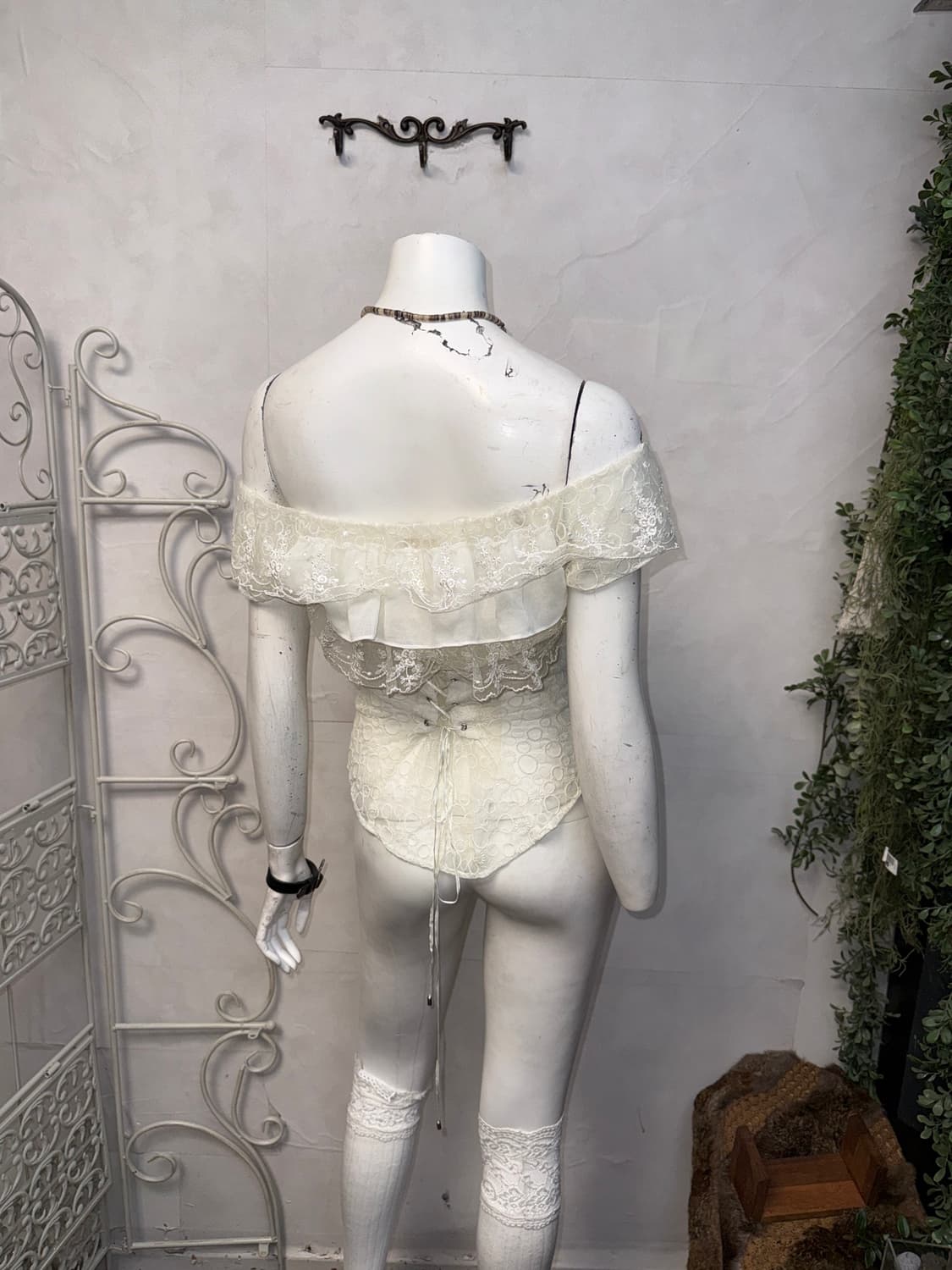 Egoist ivory back laceup off shoulder bl 상품이미지8