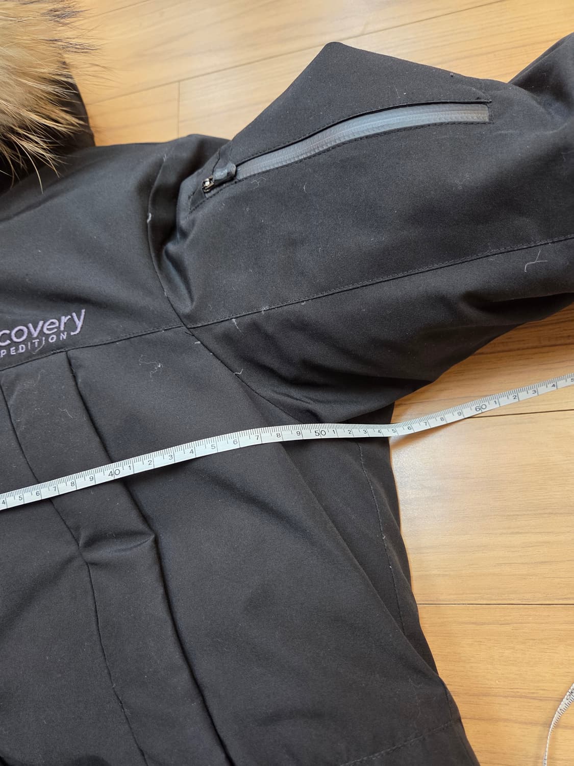 디스커버리 익스페디션 롱패딩 블랙 색상 95사이즈입니다. 풍성한 퍼가 달 상품이미지5